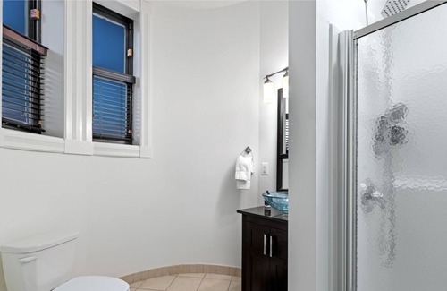 Downtown Baltimore Hotel | Brexton Hotel | Bright & Beautiful Studio