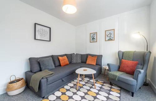 Caversham Apartment | Briants, Spacious Home-from-Home, Free Parking & Secure Garden