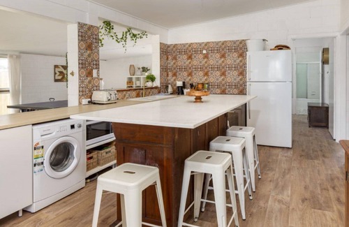 Bongaree House | Bribie Boho - 250m to the Waterfront (Pet Friendly)