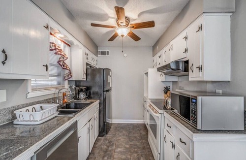 Ellendale House | Brick Bungalow - Mins from Parks