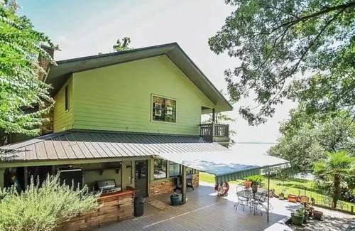 Negreet House | Brick Home W/ Great Views of Toledo Bend Lake & Outdoor Kitchen Sleeps 9
