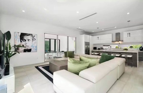 The Roads House | Brickell Luxury Miami Home, Rooftop Pool, Grill, City Views & Mins to Beaches