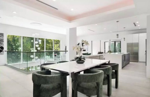 The Roads House | Brickell Luxury Miami Home, Rooftop Pool, Grill, City Views & Mins to Beaches