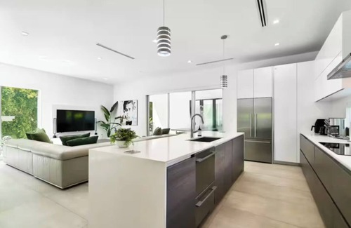 The Roads House | Brickell Luxury Miami Home, Rooftop Pool, Grill, City Views & Mins to Beaches