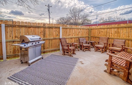 Jasper House | BrickHouse off the Square - Cozy 3 bedroom house