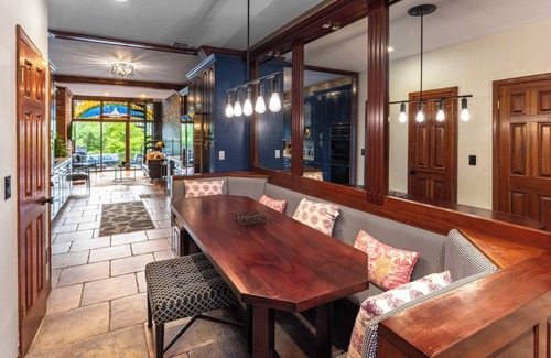 Mount Adams House | Bridal & Group Retreat | 4BR Mt. Adams | Walkable, Skyline Views
