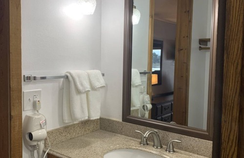Tomahawk Cabin | Bridge Inn 2nd Floor 2 Queenbed Balcony River View