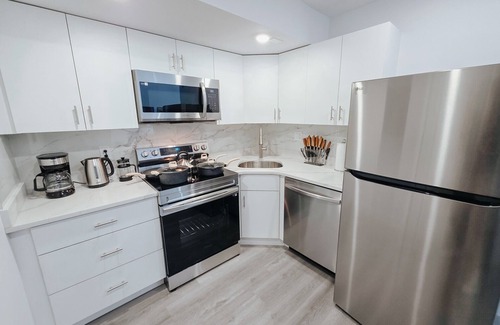 Center City Apartment | Bridge View/2 King Beds/75"TV/Rain Shower