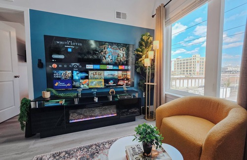Center City Apartment | Bridge View/2 King Beds/75"TV/Rain Shower