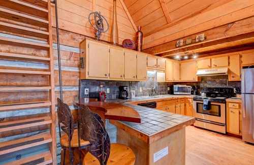 Valle Crucis Cabin | Bridgepoint Cabin: Walk to Watauga River, hot tub, play in the yard!