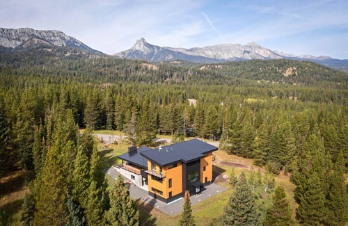 Bozeman House | Bridger Canyon Passive Haus | 4BR/4.5BA Mtn Retreat w/Tub