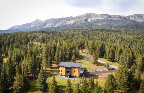 Bozeman House | Bridger Canyon Passive Haus | 4BR/4.5BA Mtn Retreat w/Tub