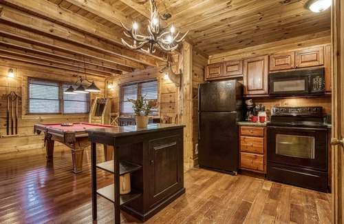 Sevierville Cabin | Bridgewood Cabin, Hot Tub, FREE Attraction tickets, WIFI!