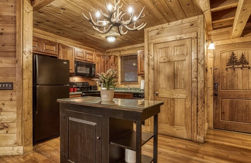 Sevierville Cabin | Bridgewood Cabin, Hot Tub, FREE Attraction tickets, WIFI!