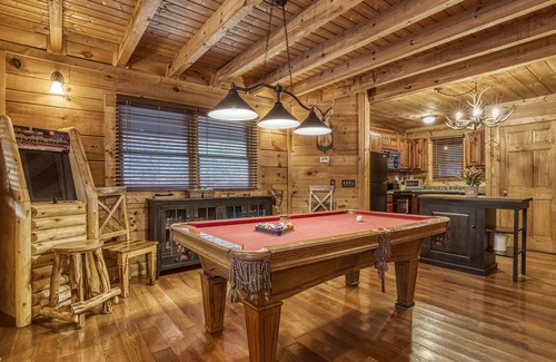 Sevierville Cabin | Bridgewood Cabin, Hot Tub, FREE Attraction tickets, WIFI!
