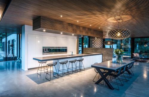 Heathcote Valley House | Bridle Path Retreat - Modern Private Luxury