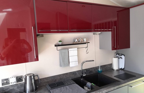 Wisbech Cabin | Bright, comfortable countryside lodge (pet & golfer friendly!)