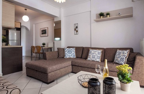 Ampelokipoi Apartment | Bright 1 Bd Apt in Ampelokipoi with Balcony