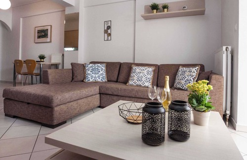 Ampelokipoi Apartment | Bright 1 Bd Apt in Ampelokipoi with Balcony