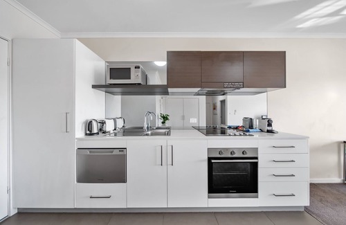 Greenway Apartment | Bright 1-Bed Apartment with Balcony