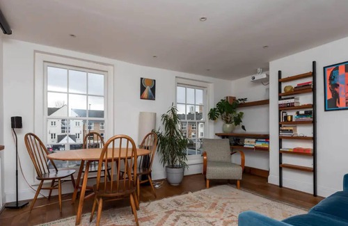 Haggerston Apartment | Bright 1 Bedroom Apartment in Hackney near Colombia Road