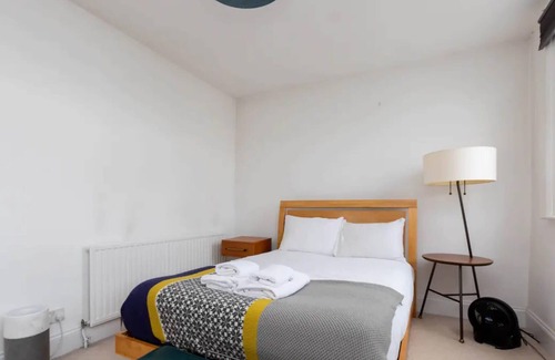 Haggerston Apartment | Bright 1 Bedroom Apartment in Hackney near Colombia Road