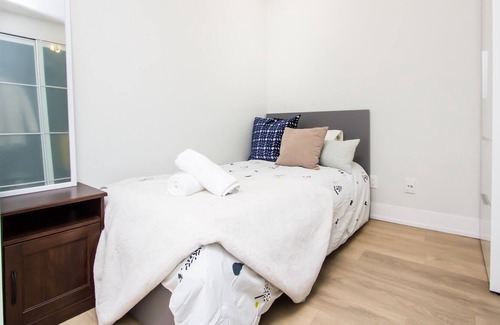 Richmond Hill Apartment | Bright 1 bedroom+den at the heart of downtown Richmond Hill