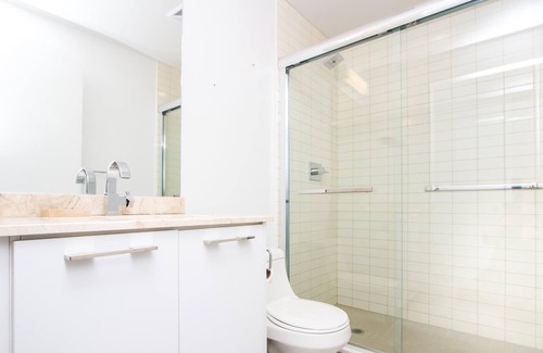 Richmond Hill Apartment | Bright 1 bedroom+den at the heart of downtown Richmond Hill