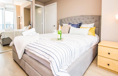 Richmond Hill Apartment | Bright 1 bedroom+den at the heart of downtown Richmond Hill