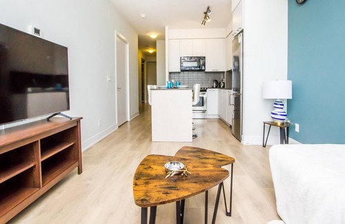 Richmond Hill Apartment | Bright 1 bedroom+den at the heart of downtown Richmond Hill
