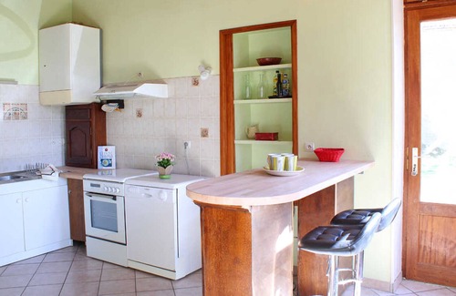 Trezelles Cottage | Bright 18th-century cottage in Val de Besbre with private garden