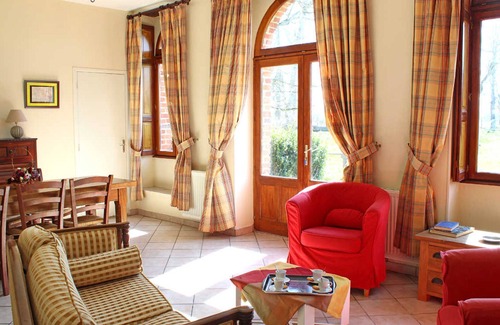 Trezelles Cottage | Bright 18th-century cottage in Val de Besbre with private garden