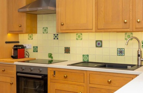 Canonbury Apartment | Bright 1BR Flat w/Patio in Islington, Angel
