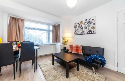 Enfield Highway Apartment | Bright 2 BDR Apartment w Parking