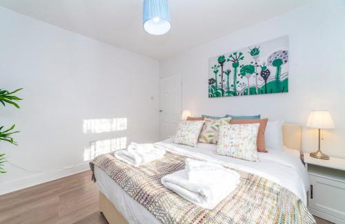 Enfield Highway Apartment | Bright 2 BDR Apartment w Parking