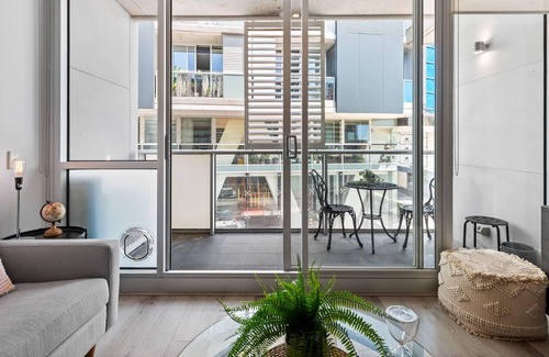 Fitzroy North Apartment | Bright 2-Bed Abode by Edinburgh Park & Amenities