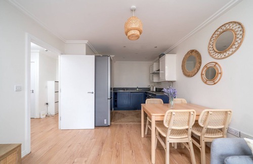 East Acton Apartment | Bright 2-Bed Apartment in North Acton