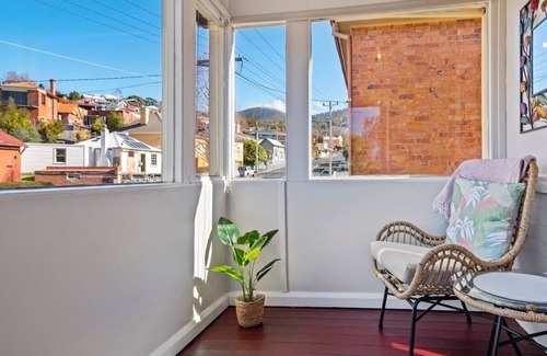 Hobart Central Business District Apartment | Bright 2 bedroom apartment - easy walk to the CBD