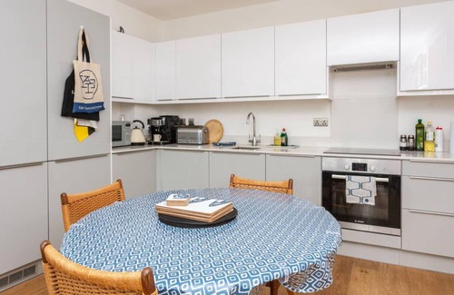 Bow West Apartment | Bright 2 Bedroom Apartment Near Victoria Park