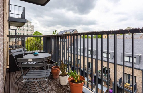 Bow West Apartment | Bright 2 Bedroom Apartment Near Victoria Park