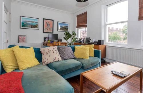 Clapton Apartment | Bright 2 Bedroom Flat in Lower Clapton