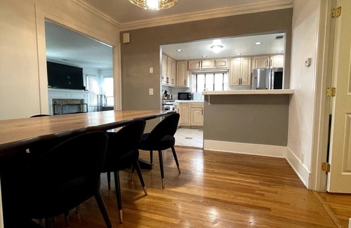 Park Mesa Heights House | Bright 2 Bedroom Home near Crenshaw