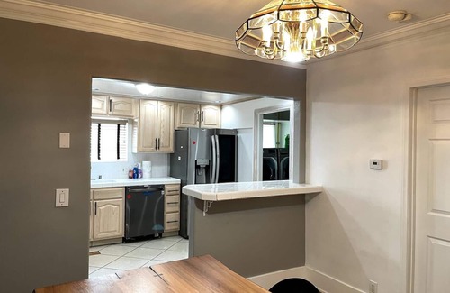 Park Mesa Heights House | Bright 2 Bedroom Home near Crenshaw