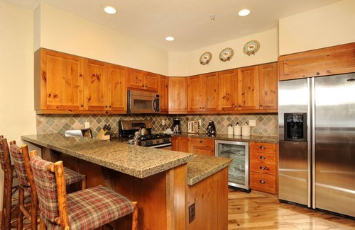 Keystone Condo | Bright 2 Bedroom Premier Townhouse with Fireplace!