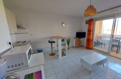 Le Grau-dʼAgde Apartment | Bright 2-Room Apartment with Loggia, 50m from Beach, Shops Nearby