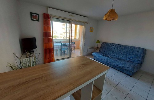 Le Grau-dʼAgde Apartment | Bright 2-Room Apartment with Loggia, 50m from Beach, Shops Nearby