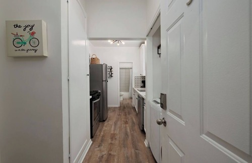 Los Angeles Apartment | Bright 2BD - Walking Distance to Great Food