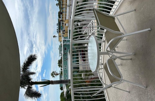 Capri Isle Condo | Bright 2BR/2BA Condo Near Beach, w Parking & Pool