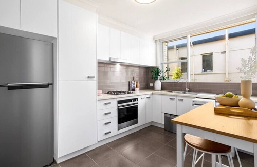 St. Kilda East Apartment | Bright 2BR Apartment Beside Green Meadows Park