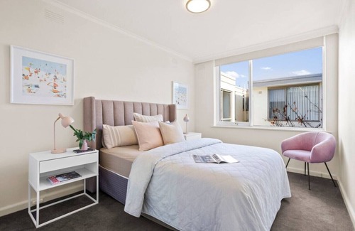 St. Kilda East Apartment | Bright 2BR Apartment Beside Green Meadows Park